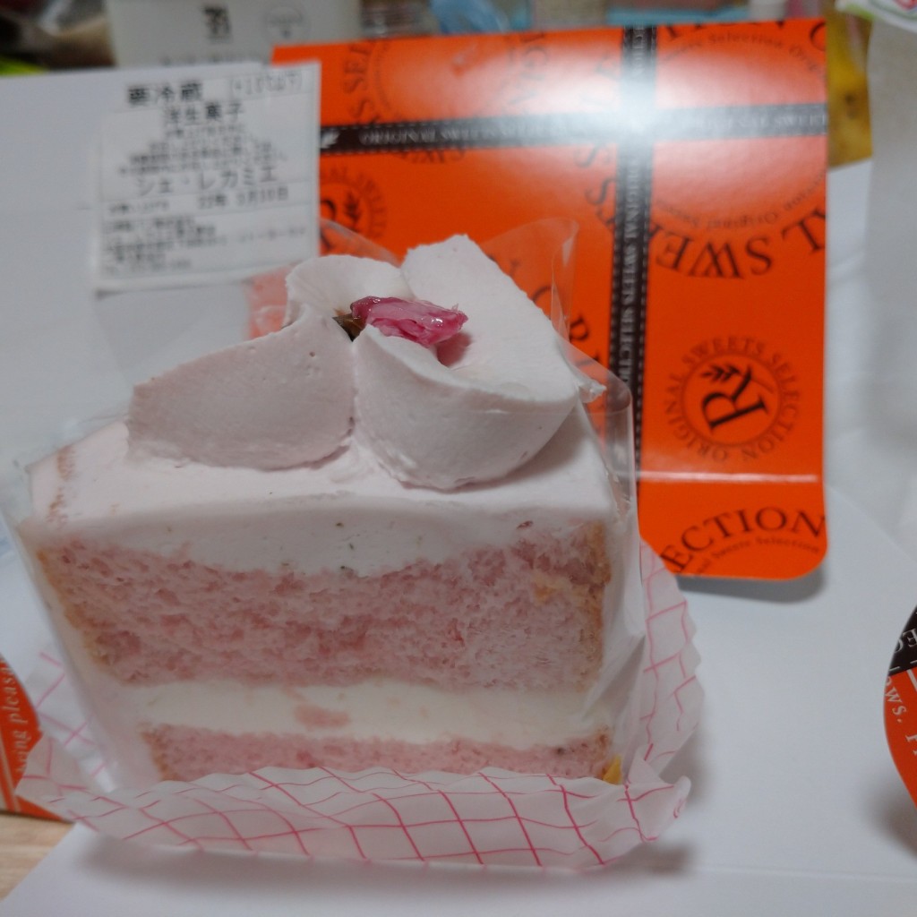 ユーザーが投稿した桜風味のシフォンケーキの写真 - 実際訪問したユーザーが直接撮影して投稿した下田町ケーキシェ・レカミエ 津久野店の写真