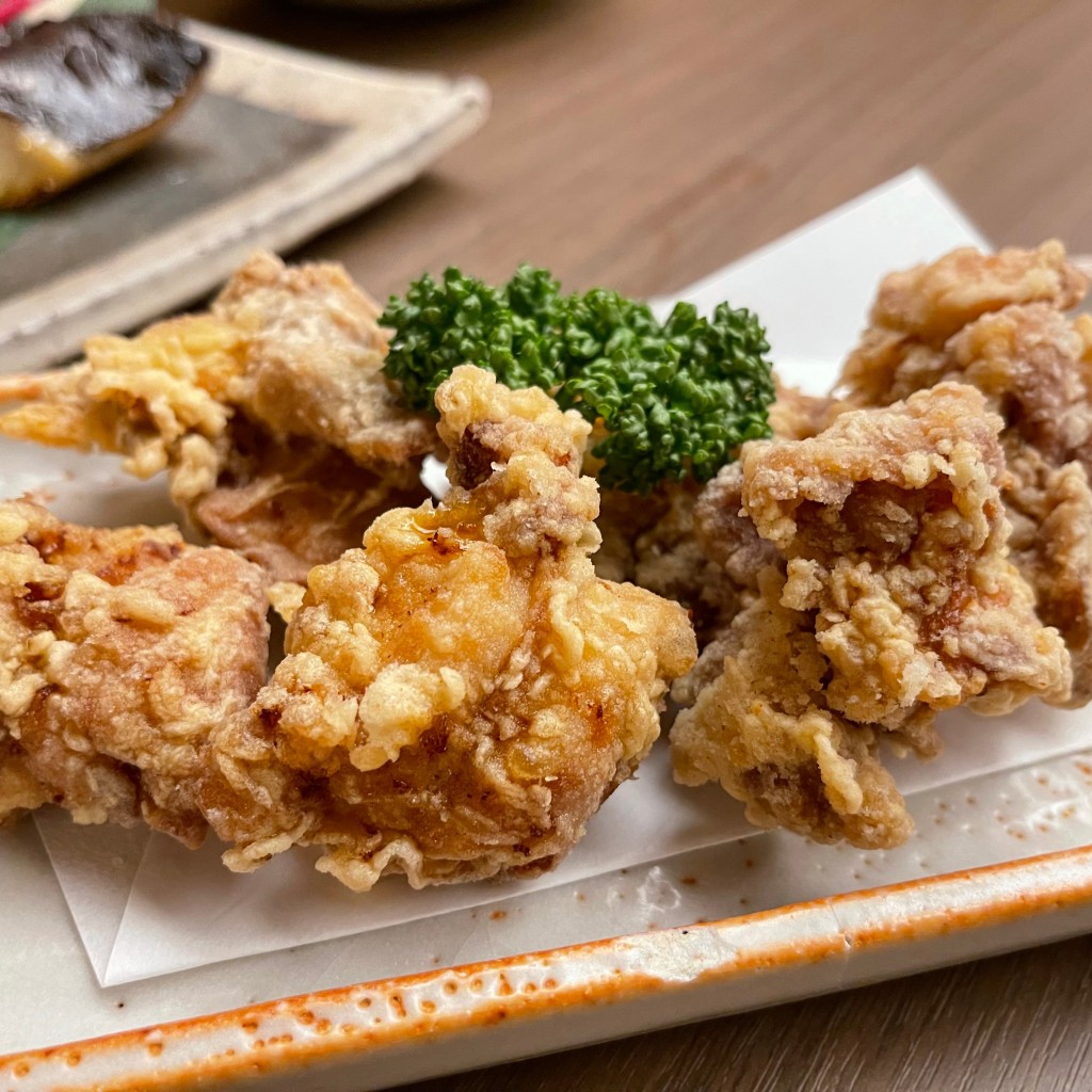 ユーザーが投稿した地鶏の唐揚げの写真 - 実際訪問したユーザーが直接撮影して投稿した三河安城本町居酒屋魚菜食しゃもじやの写真
