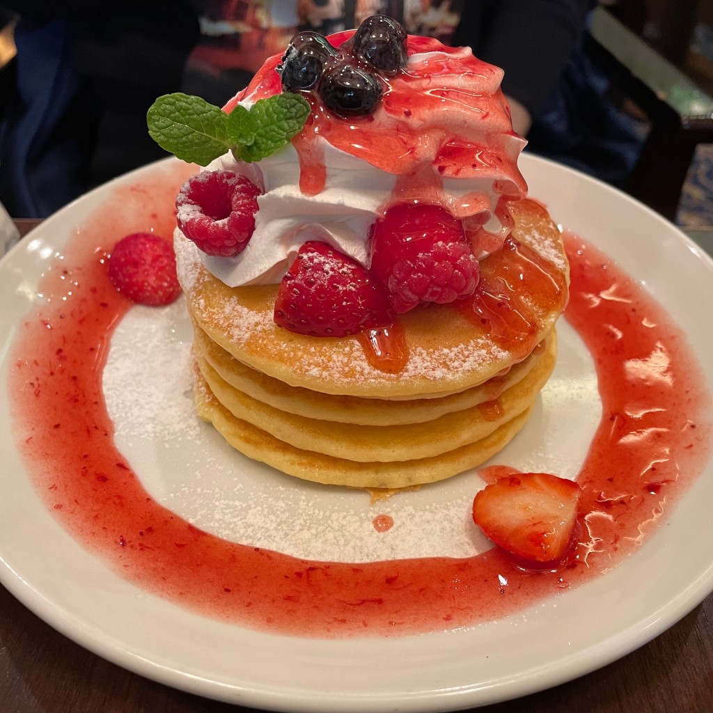 ユーザーが投稿した苺のパンケーキ(3-5)の写真 - 実際訪問したユーザーが直接撮影して投稿した角田町カフェKIEFEL ホワイティうめだ店の写真
