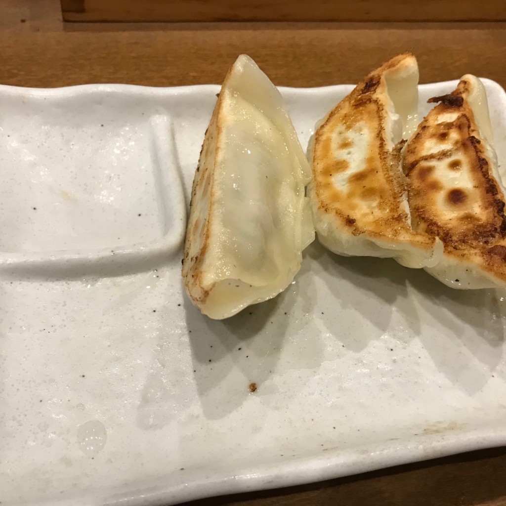 ユーザーが投稿した餃子セットの写真 - 実際訪問したユーザーが直接撮影して投稿した桜木町ラーメン専門店らぅ麺 ガラ喰楽学校の写真