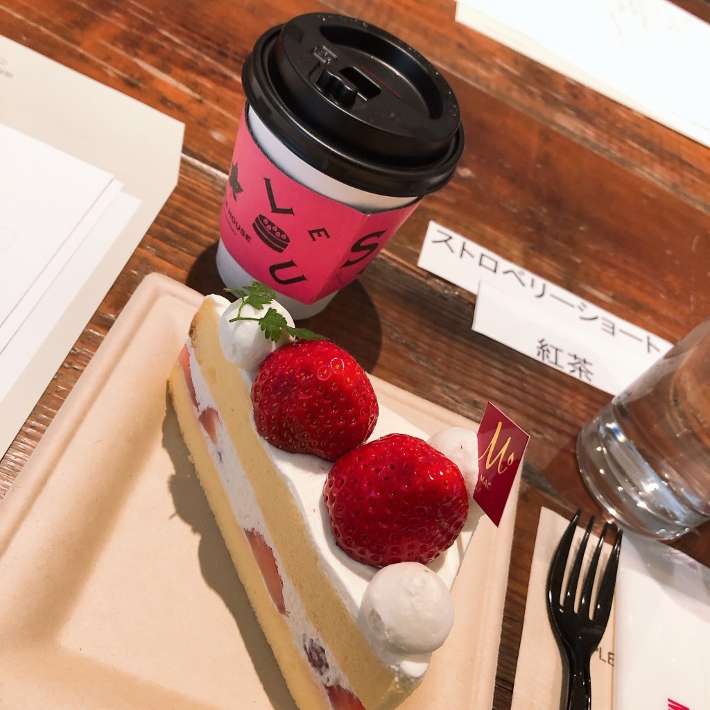 ユーザーが投稿したストロベリーショートケーキと紅茶の写真 - 実際訪問したユーザーが直接撮影して投稿した東力町ケーキMAPLE HOUSE 本店 Maple STREET MARKETの写真