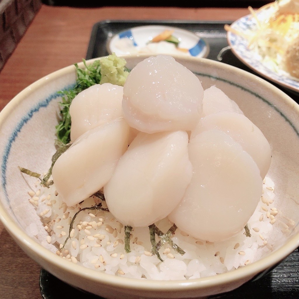 ユーザーが投稿したホタテ丼と揚げ物定食の写真 - 実際訪問したユーザーが直接撮影して投稿した御成町居酒屋居食家 灯りの写真