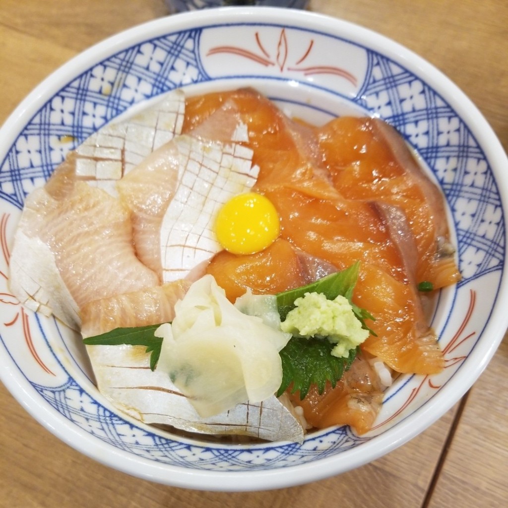 ユーザーが投稿したLunchサーモンとカンパチの漬け丼の写真 - 実際訪問したユーザーが直接撮影して投稿した大手町居酒屋磯丸水産 西鉄久留米店の写真