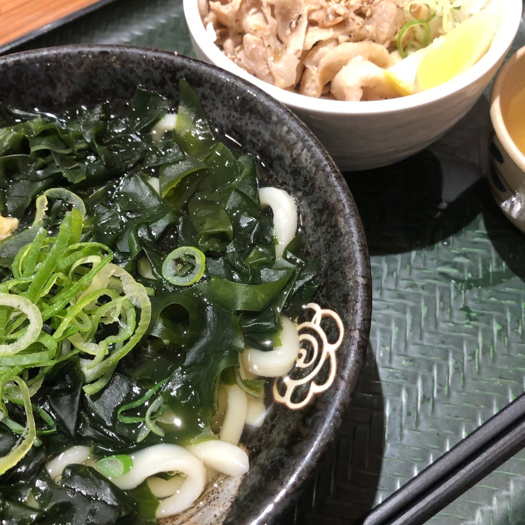 ユーザーが投稿したわかめうどんセット塩豚丼の写真 - 実際訪問したユーザーが直接撮影して投稿した京橋うどんはなまるうどん 京橋店の写真