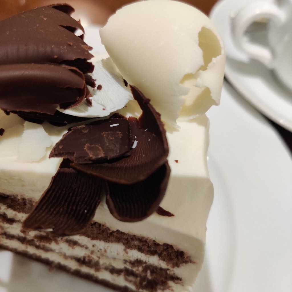 ユーザーが投稿したブラック&ホワイトチョコレートケーキの写真 - 実際訪問したユーザーが直接撮影して投稿した難波中カフェハーブス なんばパークス店の写真