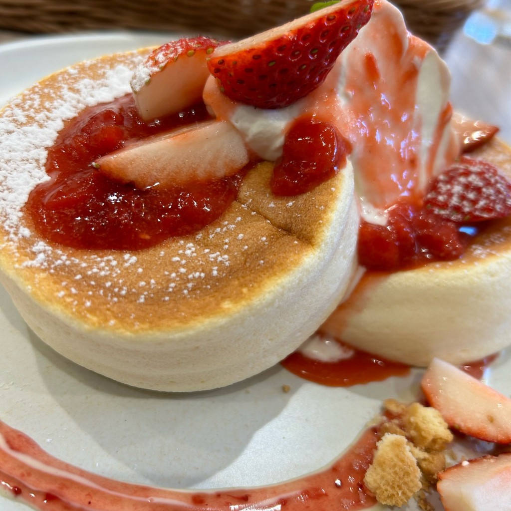 ユーザーが投稿したこぼれ苺のパンケーキの写真 - 実際訪問したユーザーが直接撮影して投稿した野村カフェcafeRob草津店の写真