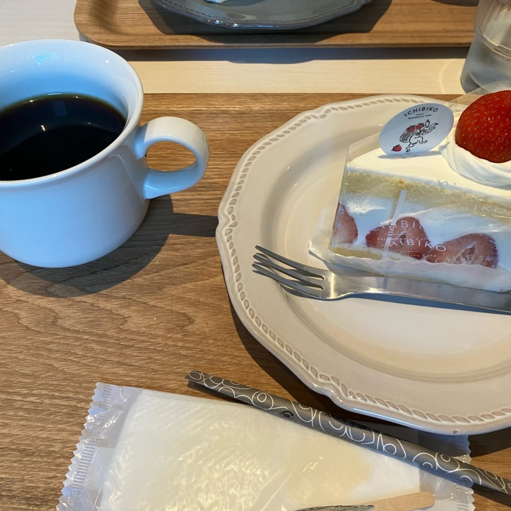 ユーザーが投稿したいちごのショートケーキ +コーヒーの写真 - 実際訪問したユーザーが直接撮影して投稿した日本橋室町フードコート@Kitchen NIHONBASHIの写真